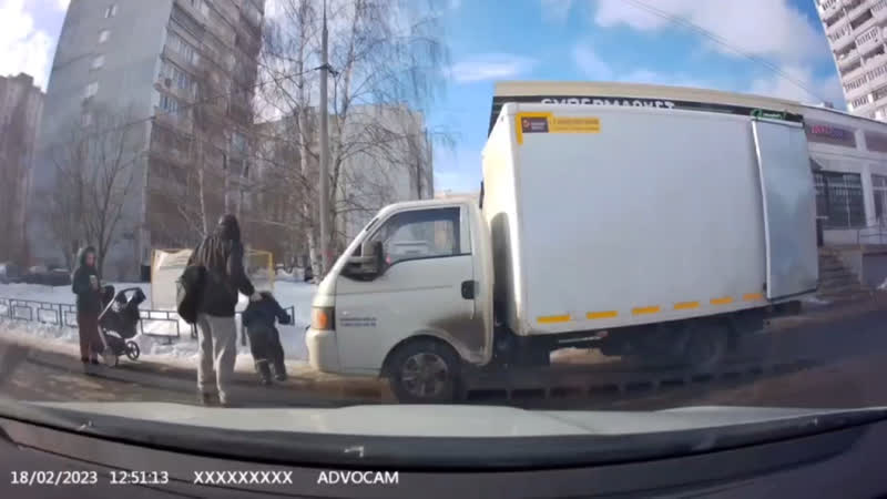 Отец бросил ребенка в снег из за того, что тот упал в лужу