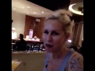 Ryan conner трясёт большими дойками и съедает свой кусок не порно секси сиськи попка