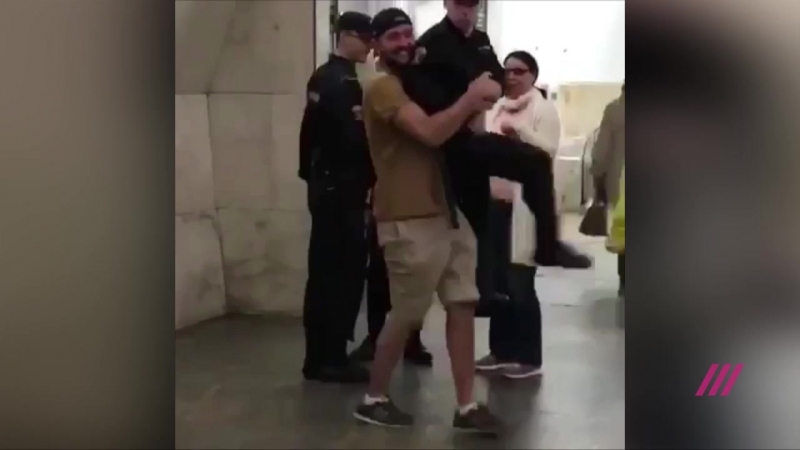 Мужчина поднял сотрудника росгвардии в метро