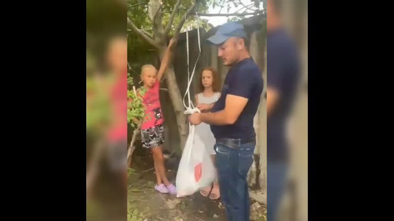 Прогуливаясь по улице, женщины заметили иностранного специалиста, который стоял в компании двух молодые девочек с расстегнуто