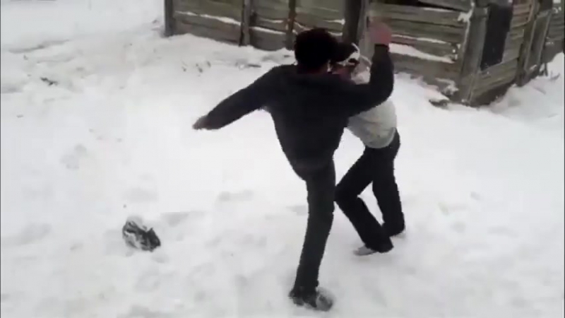 Алкаши файтят под саунд © видеожесть