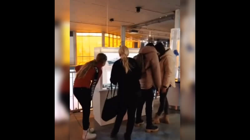 Украинцы во львове сделали макет крейсера “москва“ и топят его в аквариуме