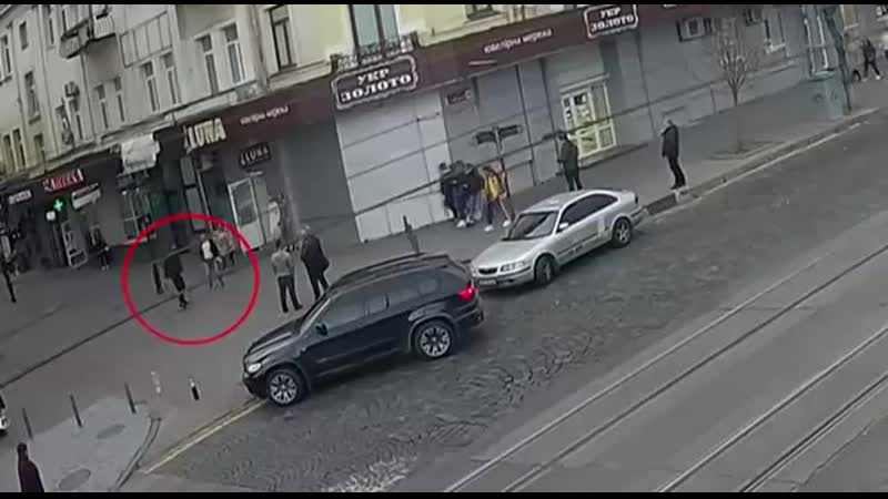 Сначала не пропустил пешехода, потом избил его