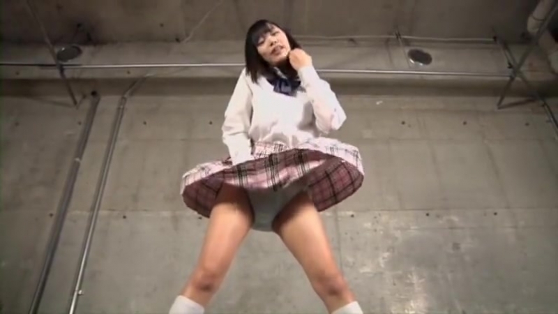 Любительское порно: 18 ти летняя японка в мини юбке с узкой вагиноз