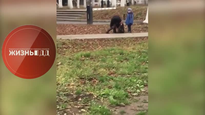 Пьяная женщина во владимире издевается над ребенком