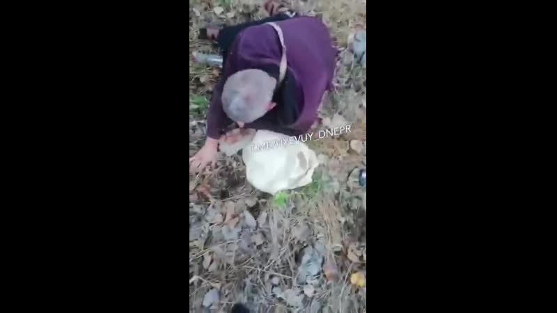 В днепре отец жёстко избил наркоманов, которые кололись возле школы, где учится его ребёнок