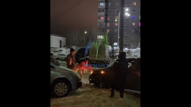 Две девушки толкают такси