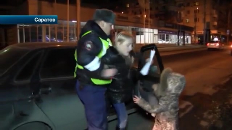 Агрессивная девушка и автоинспекторы