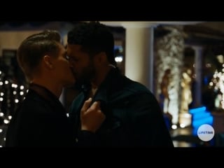 Алексей воробьев целуется с парнем в американском сериале unreal (2015)