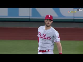 Harper bows to phillies fans ©