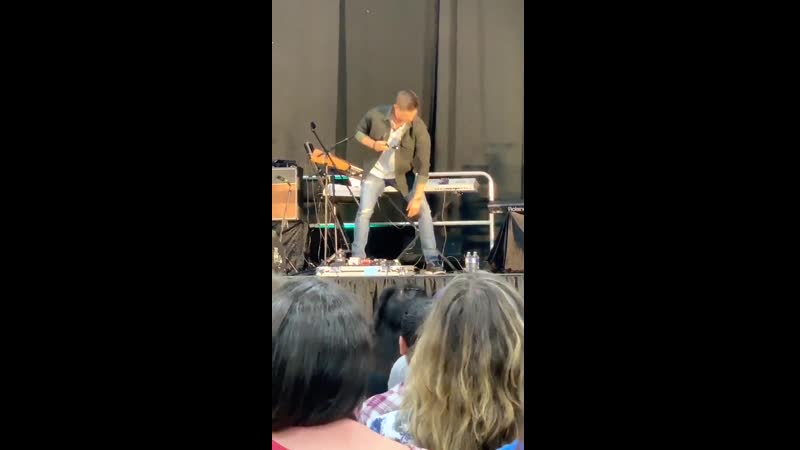 Дженсен показывает, как споткнулся джаред | spnnj njcon 2019