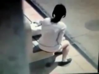 Телка насрала на лавочке!