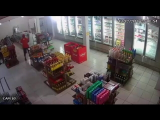 Где то в бразилии неудачная попытка покушения на одного из членов уличных банд