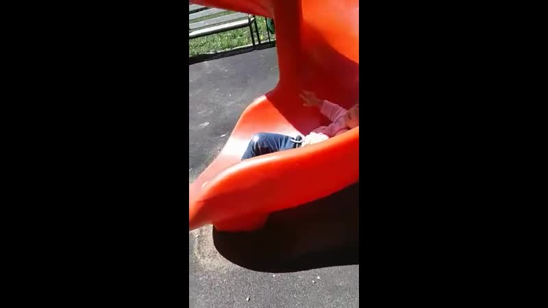 Кататься на пластиковой горке веселее, чем на железной