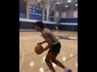 Бронни делает данки