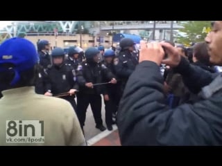 Чернокожий манифестант встаёт между полицией и толпой, балтимор / a protester baltimore stands between rioters and police