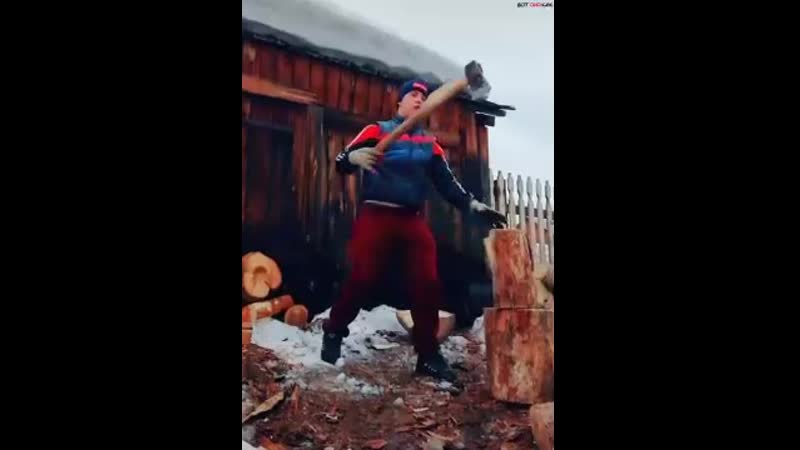 Лихо колет дрова