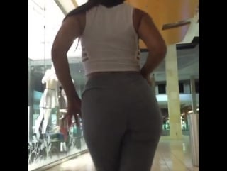 Jynx maze caminando por el centro comercial