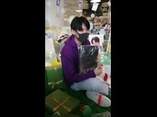 Реакция ина на то, что он получил в подарок сингл бп, подписанный самой розэ (подарок от вьетнамской фанбазы)