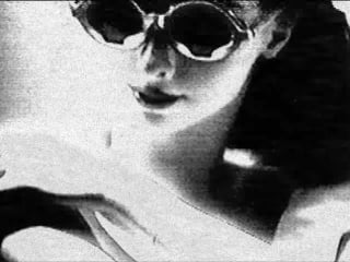 Lunettes noires in case of (1989)