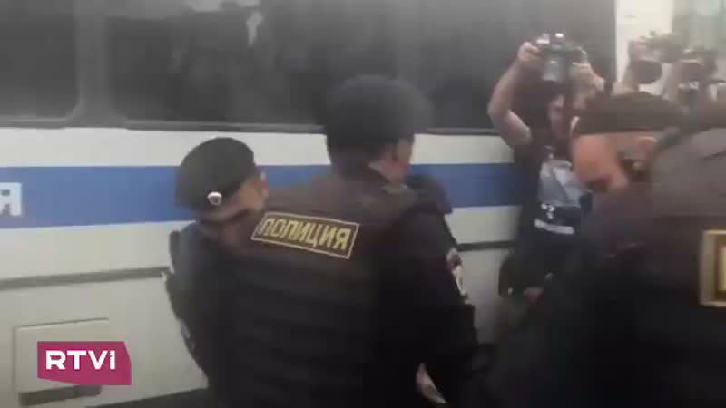 На несогласованном марше в поддержку журналиста ивана голунова, который проходит в центре москвы задержали более 200 человек