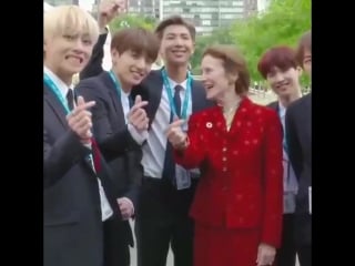 Jungkook actually put unicef’s executive director to show a fingers heart, look at how hap