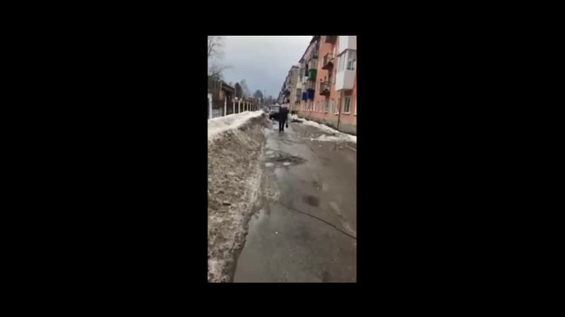 Челябинку молодые глыба льда, упавшая с крыши дома