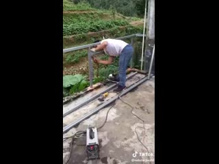 Профессиональный сварщик за работой