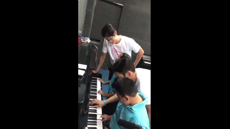 Siwon choi and jaemin park are playing piano
