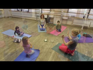 Занятия в клубе yogakids