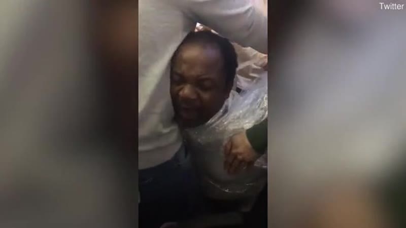 Замотали пленкой для багажа