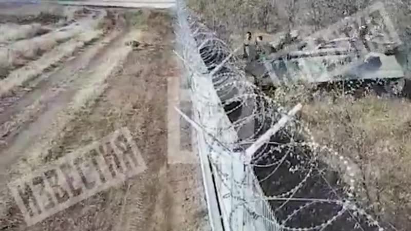 Камера сняла, как пьяный ефрейтор на бмп проломил забор аэропорта в волгограде