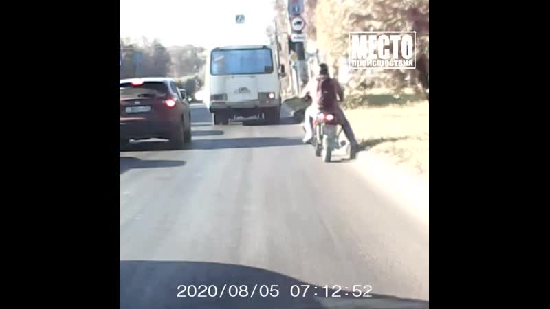 Автобус прижал мотоциклиста