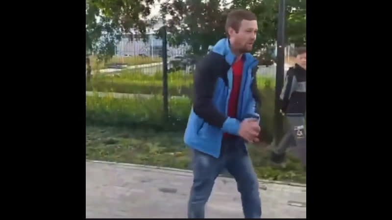 🤯 пьяный мужчина вырубил девочку молодые с ноги в гатчине, теперь ему грозит «уголоа»