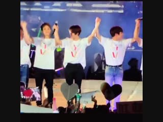 Aaaaah chenbaek are holding each other hand ㅠㅠ