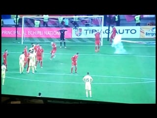 Lewandowski ogłuszony przez race petarde ( polska rumunia ) lewandowski stunned by flare