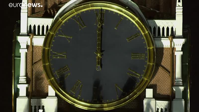 Россияне проводили "трудный год" | euronews