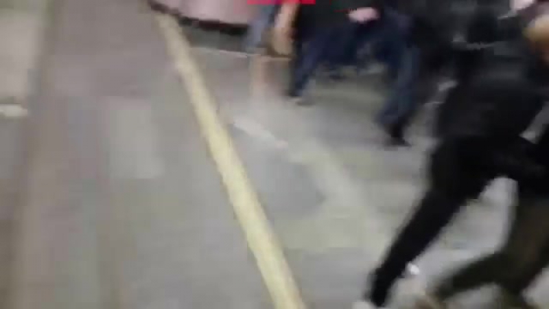 Полиция разгоняет драку фанатов на станции «новокузнецкая» в москве