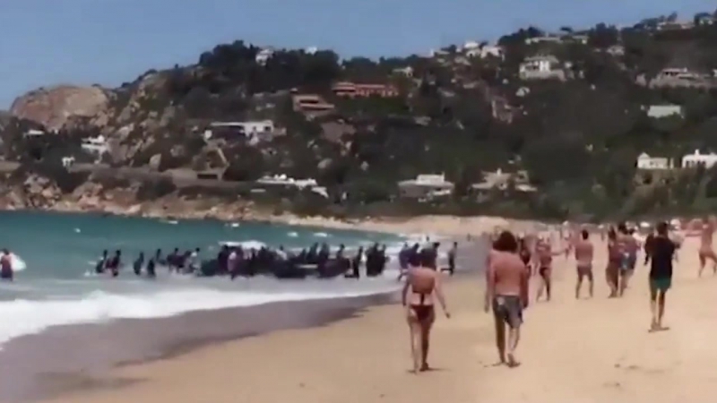 Нелегальные мигранты высадились на испанском пляже