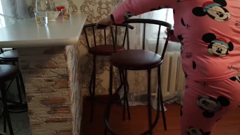 Mama hochet zhestkogo traha v mokruyu kisku