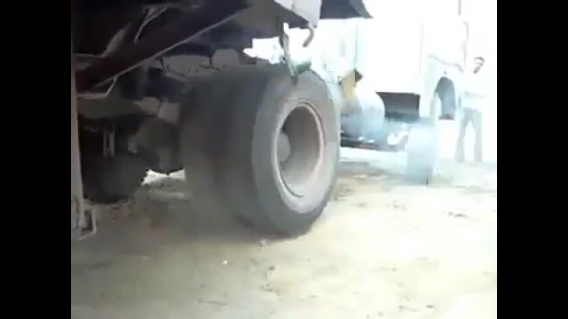 Как заводят тягач суровые индийские дальнобойщики