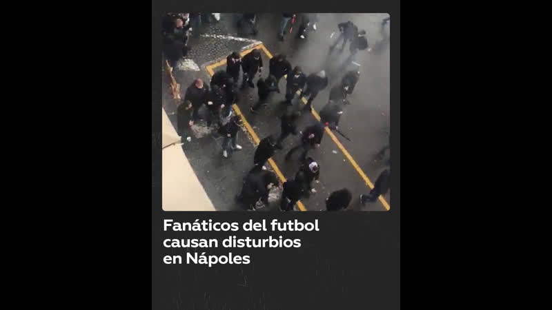 Fanáticos del club de fútbol napoli se enfrentan con la policía