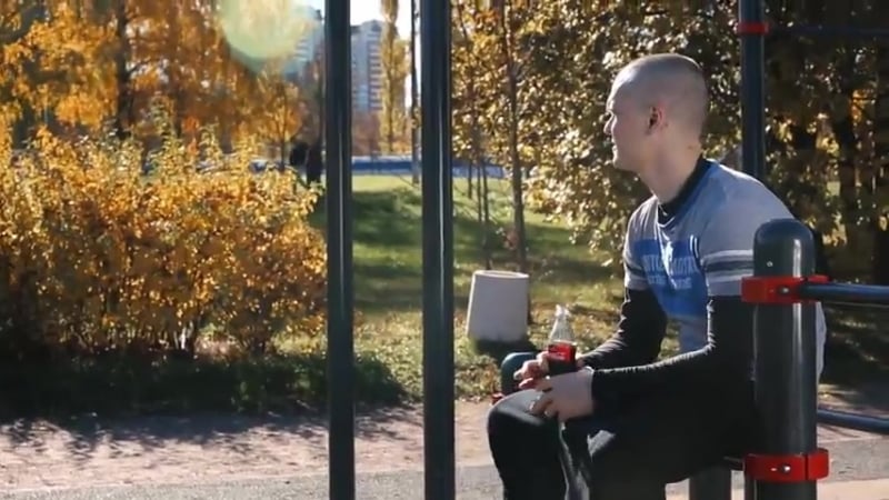 Подготоа к трюкам на турнике подъемы ног к перекладине