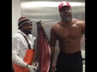 Шеннон бриггс на кухне рыбного магазина