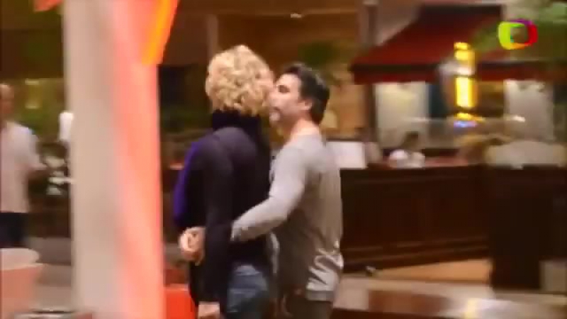 Cláudia raia passeia com o namorado em shopping do rio