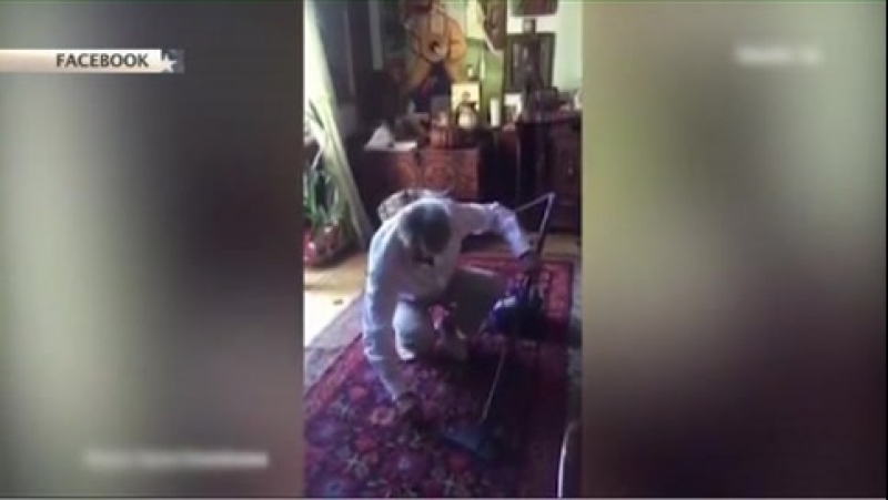 Скотиняка ющенко пылесосит ковер и бранит моль