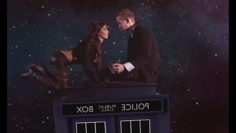 Пышногрудая милфа от души шпилиться, в пародии для взрослых по мотивам "доктора кто" )