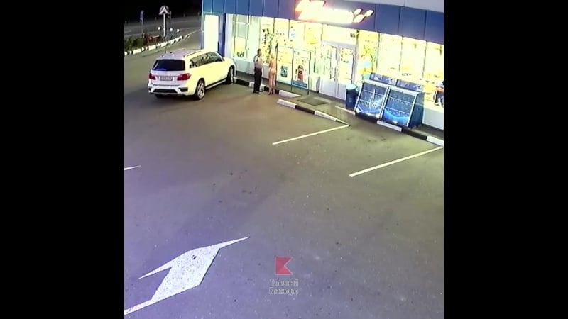 Голая девушка отоварилась на азс газпром