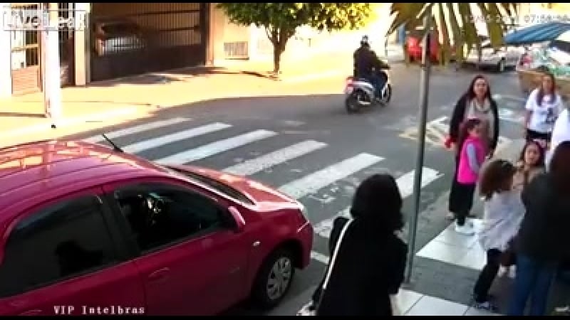 Вот почему в бразилии не стоит грабить людей, особенно маму с ребёнком