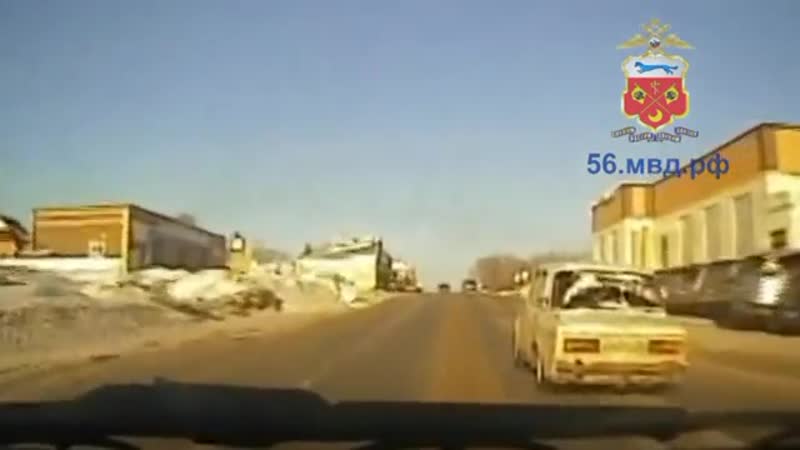 Уличный гонщик в попытке сбежать от сотрудников гибдд врезался в столб